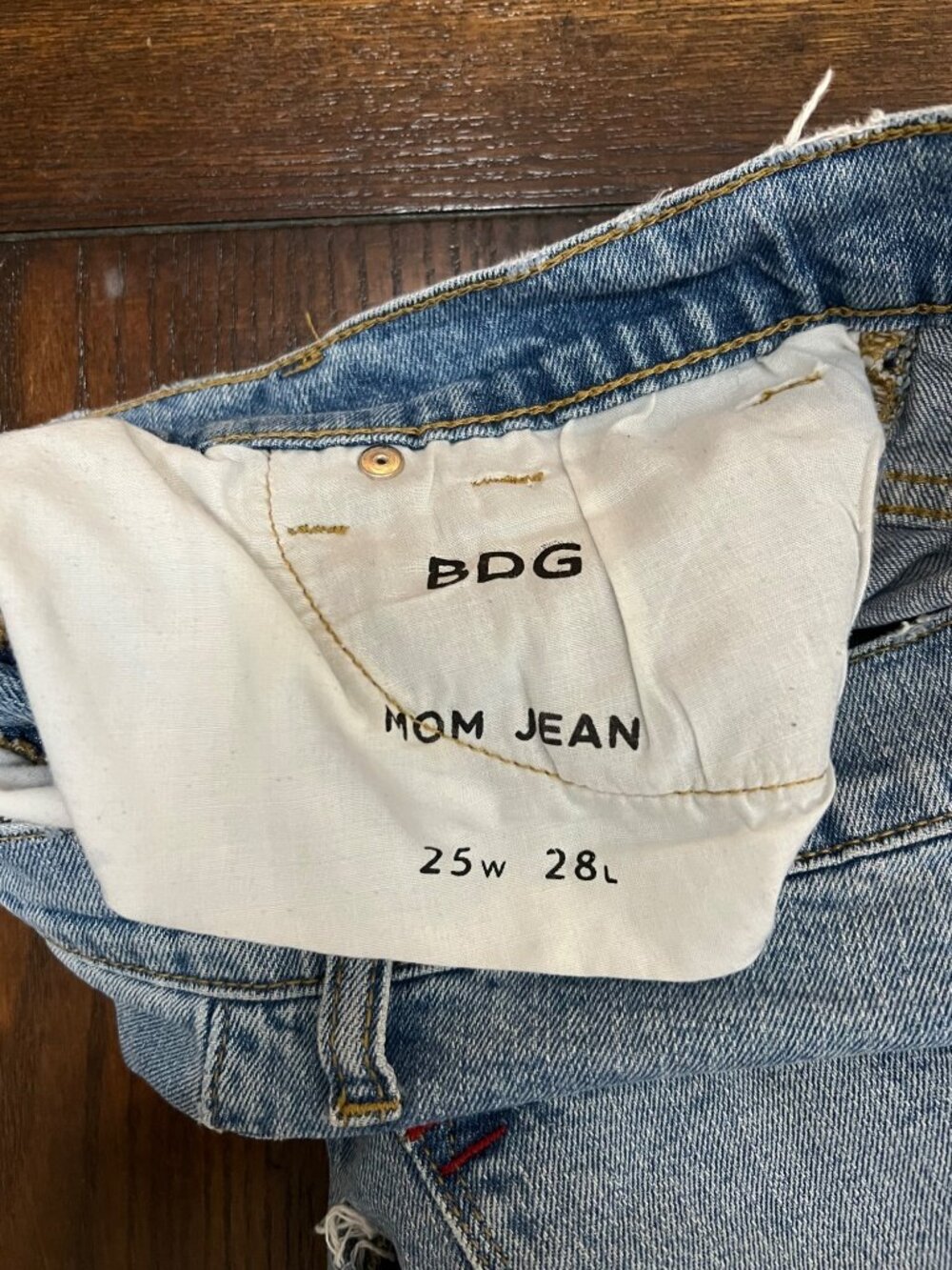 BDG Mom Jean Light Wash Distressed Denim 25W 28L High Rise Casual Women’s Jeans - Picture 6 of 10